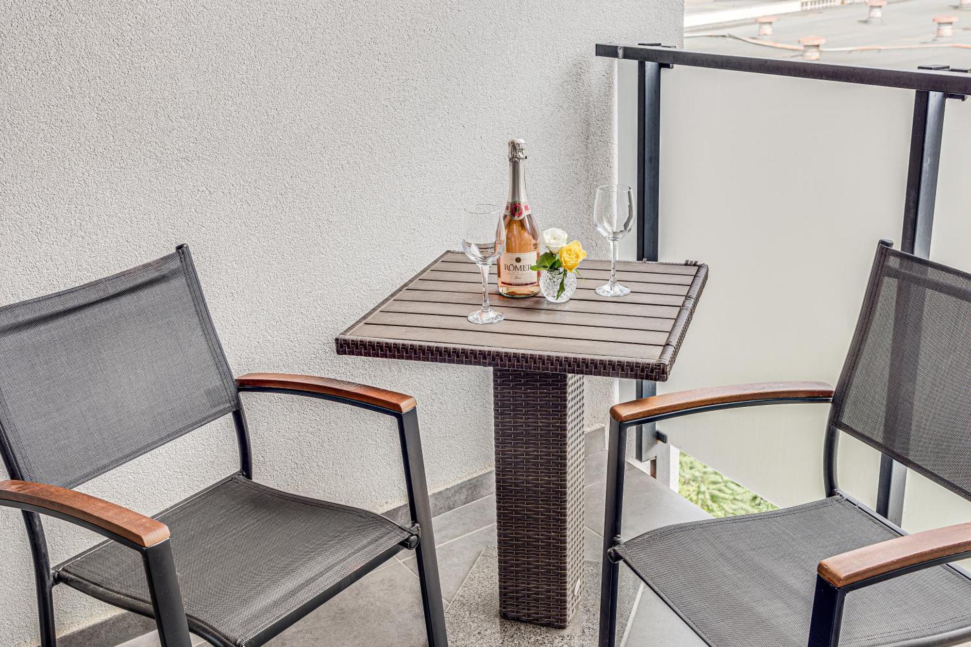 Ari - Ared Luxurious Apartments With Balcony & Free Parking Arad Eksteriør bilde